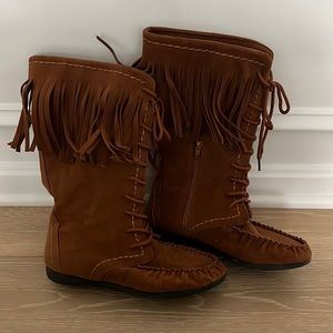 Fringe lace up boots w/inner zipper